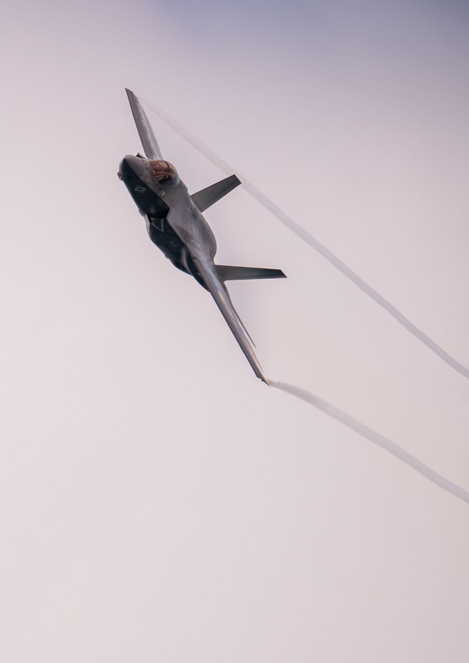 Głośny przelot F-35 nad Łodzią Głośny przelot F-35 nad Łodzią