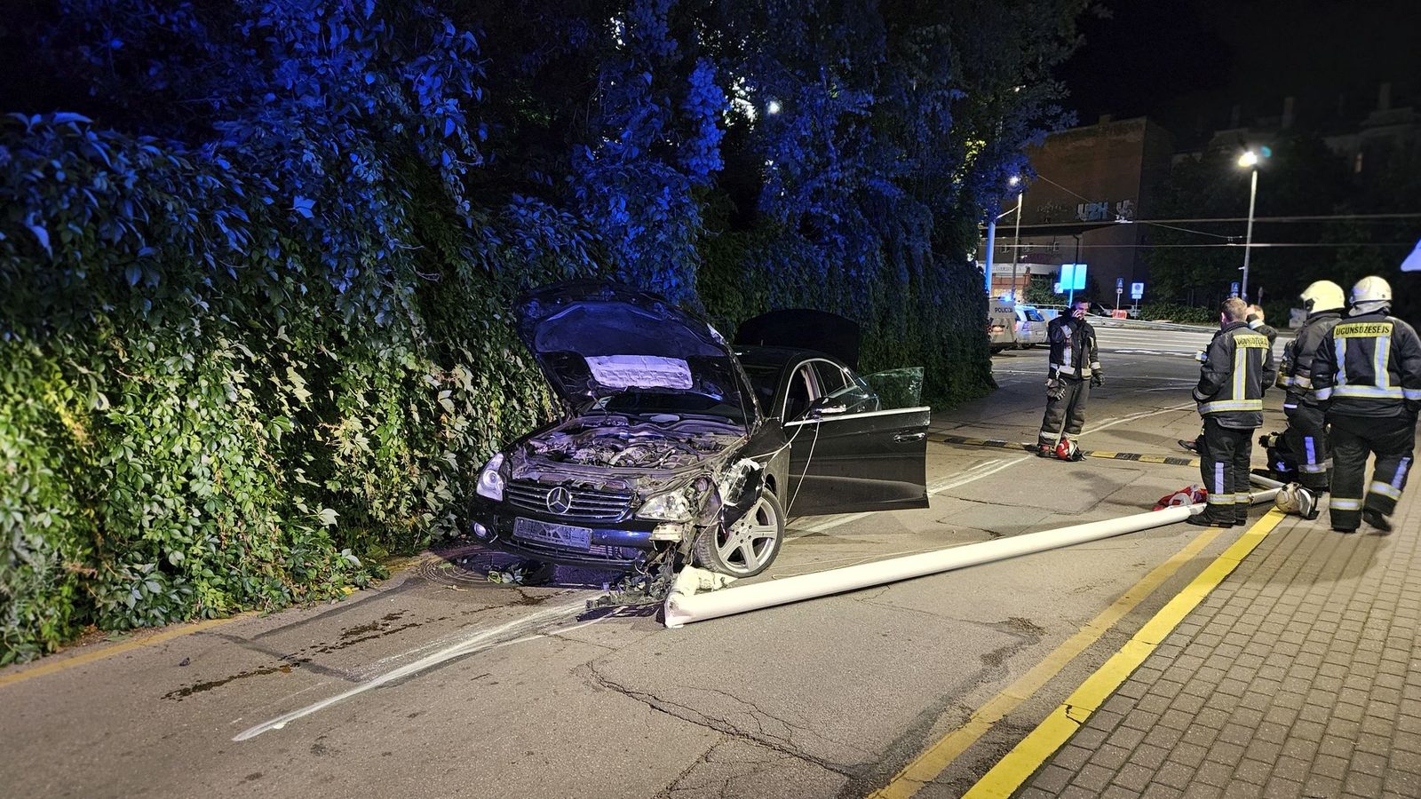 Naktī Rīgā iereibis ārvalstnieks ar auto lielā ātrumā taranējis DUS teritoriju Naktī Rīgā iereibis ārvalstnieks ar auto lielā ātrumā taranējis DUS teritoriju