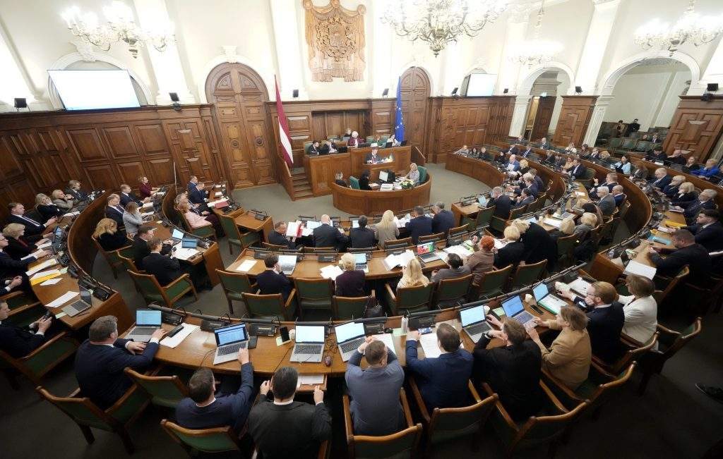 Vāc parakstus deputātu transporta un īres izdevumu kompensācijas atcelšanai Vāc parakstus deputātu transporta un īres izdevumu kompensācijas atcelšanai