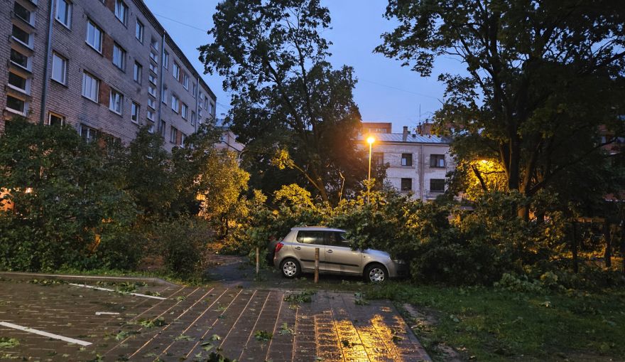 Спустя пять дней после бури без электричества остаются около 2500 клиентов