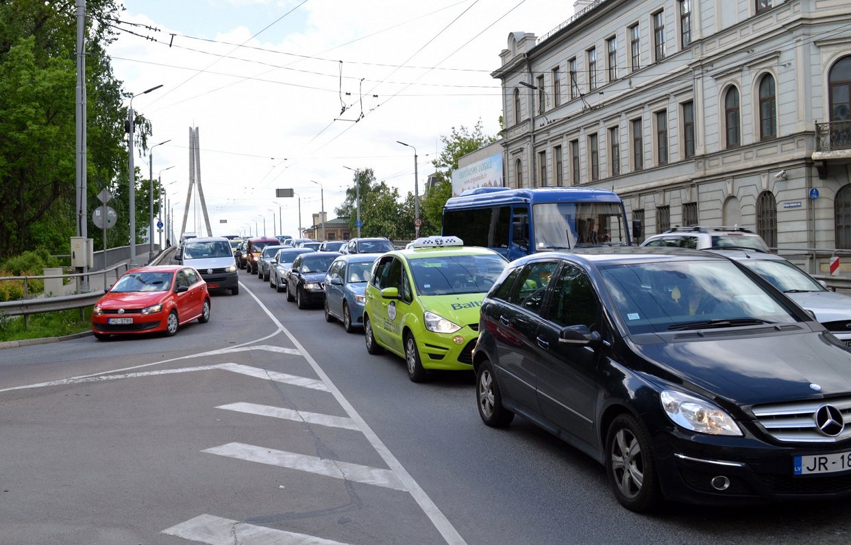 Aicina autovadītājus jaunā mācību gada sākumā rēķināties ar intensīvāku satiksmi un bērniem uz ceļiem Aicina autovadītājus jaunā mācību gada sākumā rēķināties ar intensīvāku satiksmi un bērniem uz ceļiem