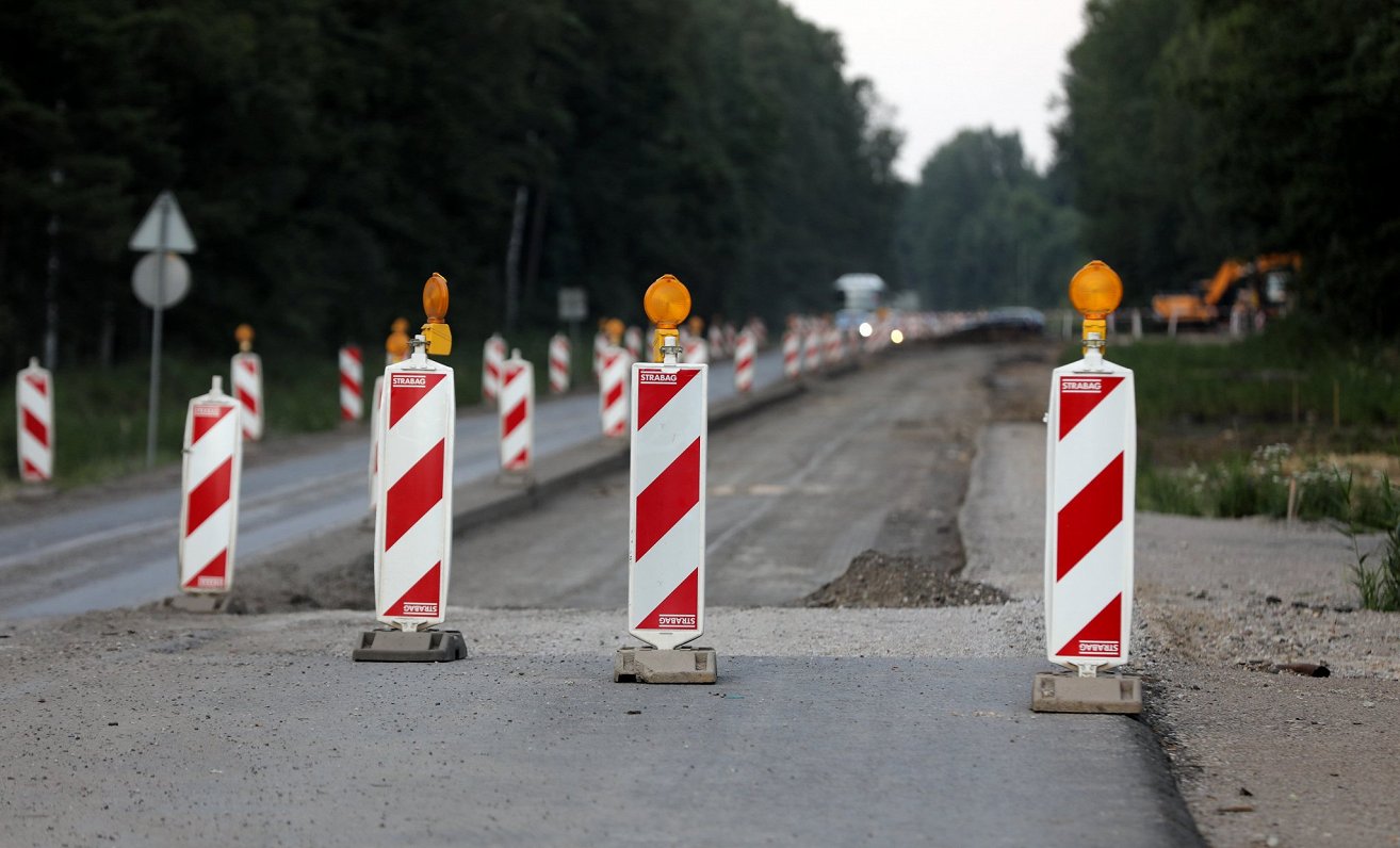 Būvdarbi turpinās 50 valsts autoceļu posmos; vietām jārēķinās ar 45 minūtēm ceļā Būvdarbi turpinās 50 valsts autoceļu posmos; vietām jārēķinās ar 45 minūtēm ceļā