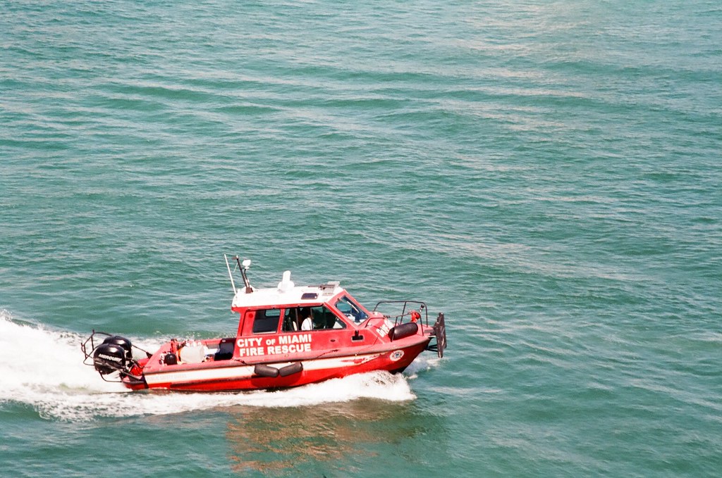 Rig collapse sends 4 to hospital Rig collapse sends 4 to hospital