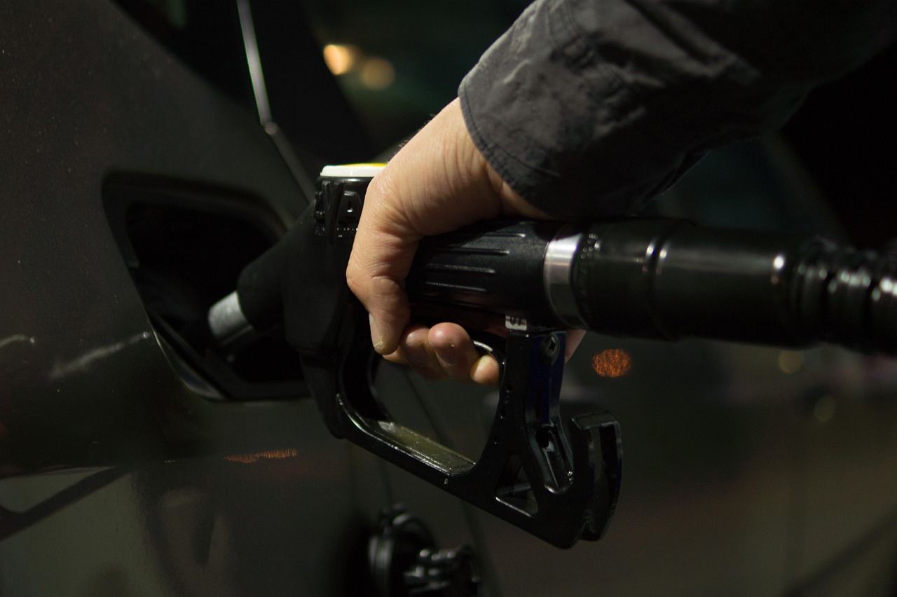 LA gas tops $6 again LA gas tops $6 again