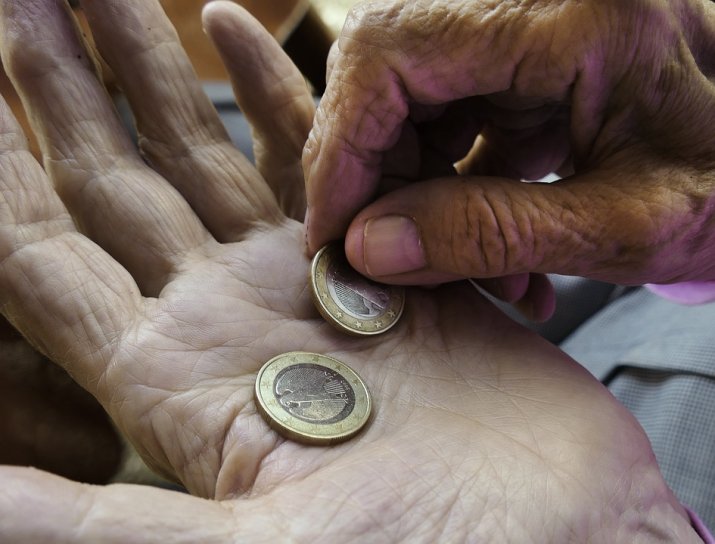 Vairākiem tūkstošiem pensionāru oktobrī izmaksās aprīļa pensijas pārrēķina starpību