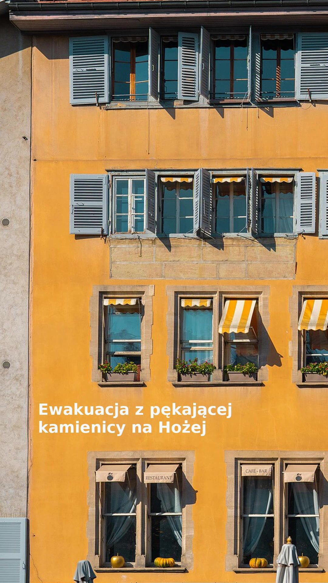 Ewakuacja z pękającej kamienicy na Hożej