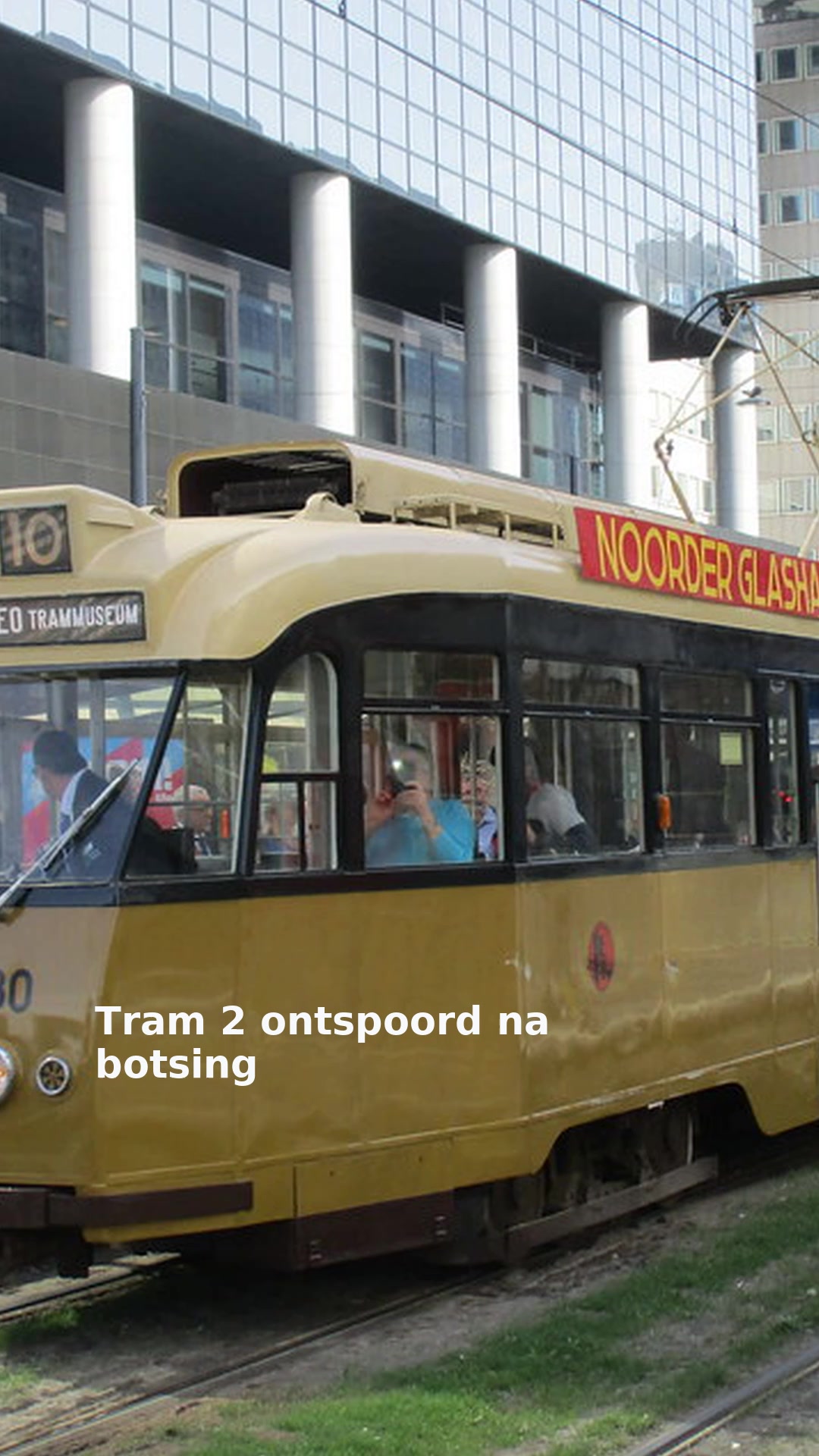 Tram 2 ontspoord na botsing