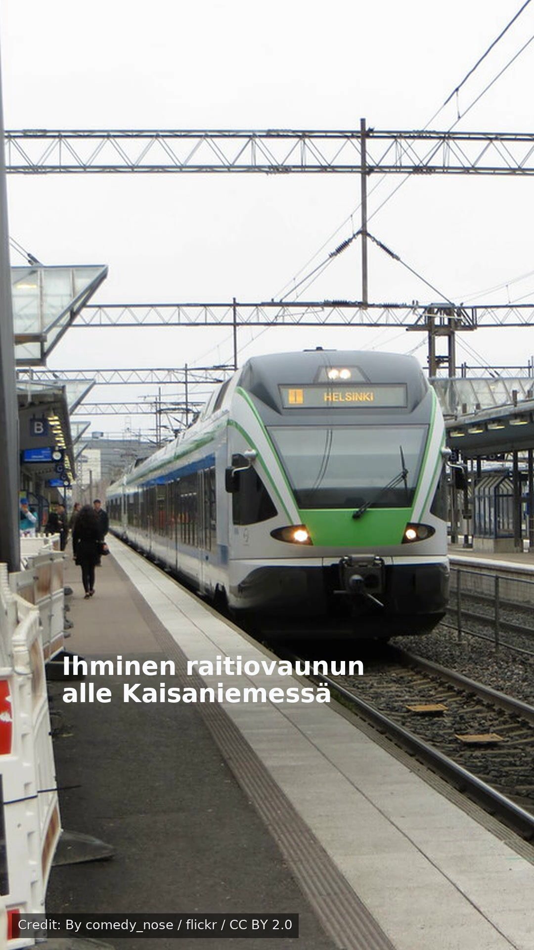 Ihminen raitiovaunun alle Kaisaniemessä
