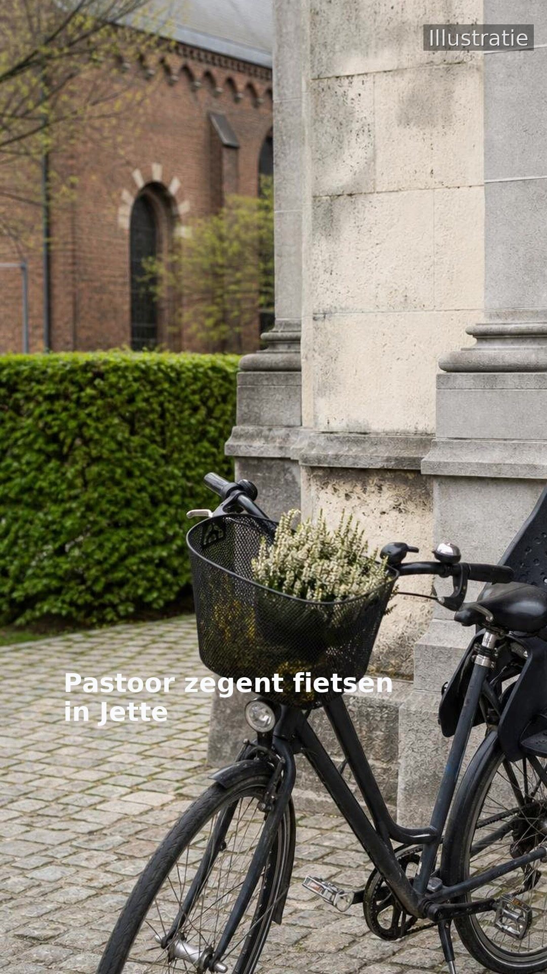 Pastoor zegent fietsen in Jette