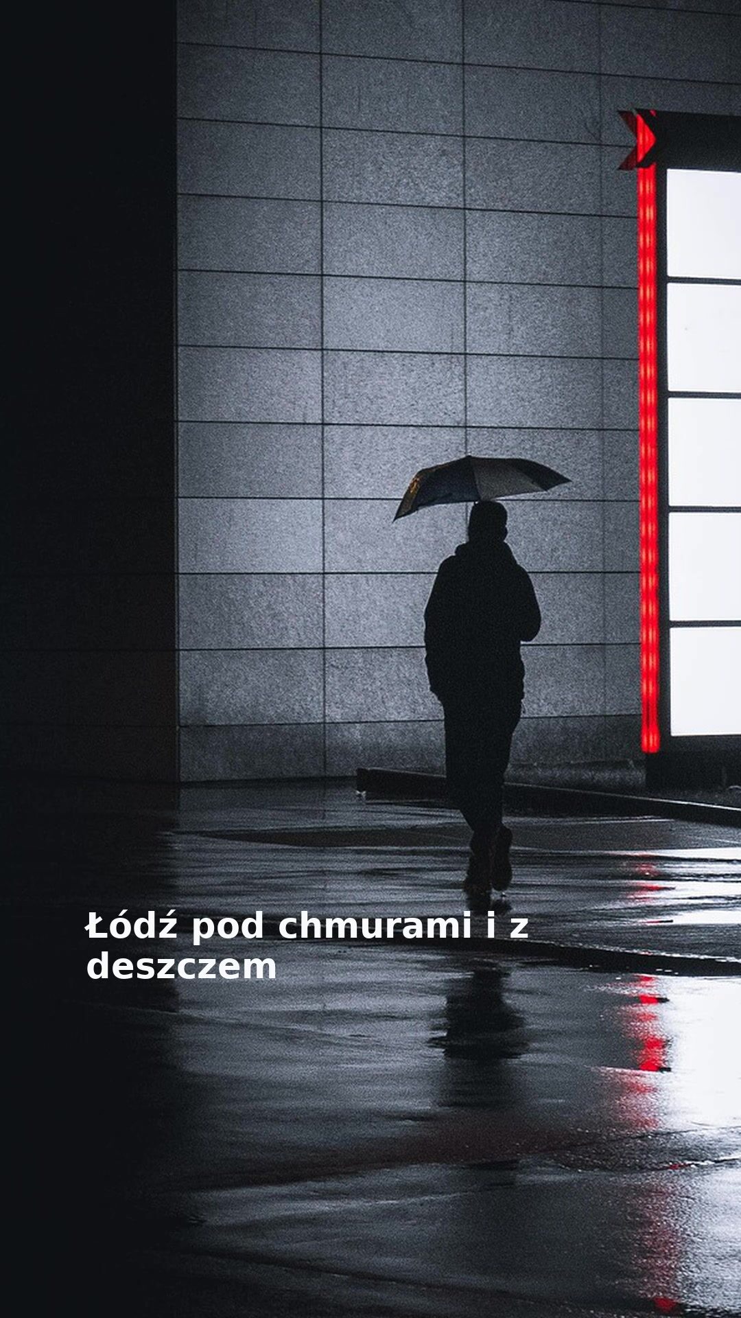 Łódź pod chmurami i z deszczem