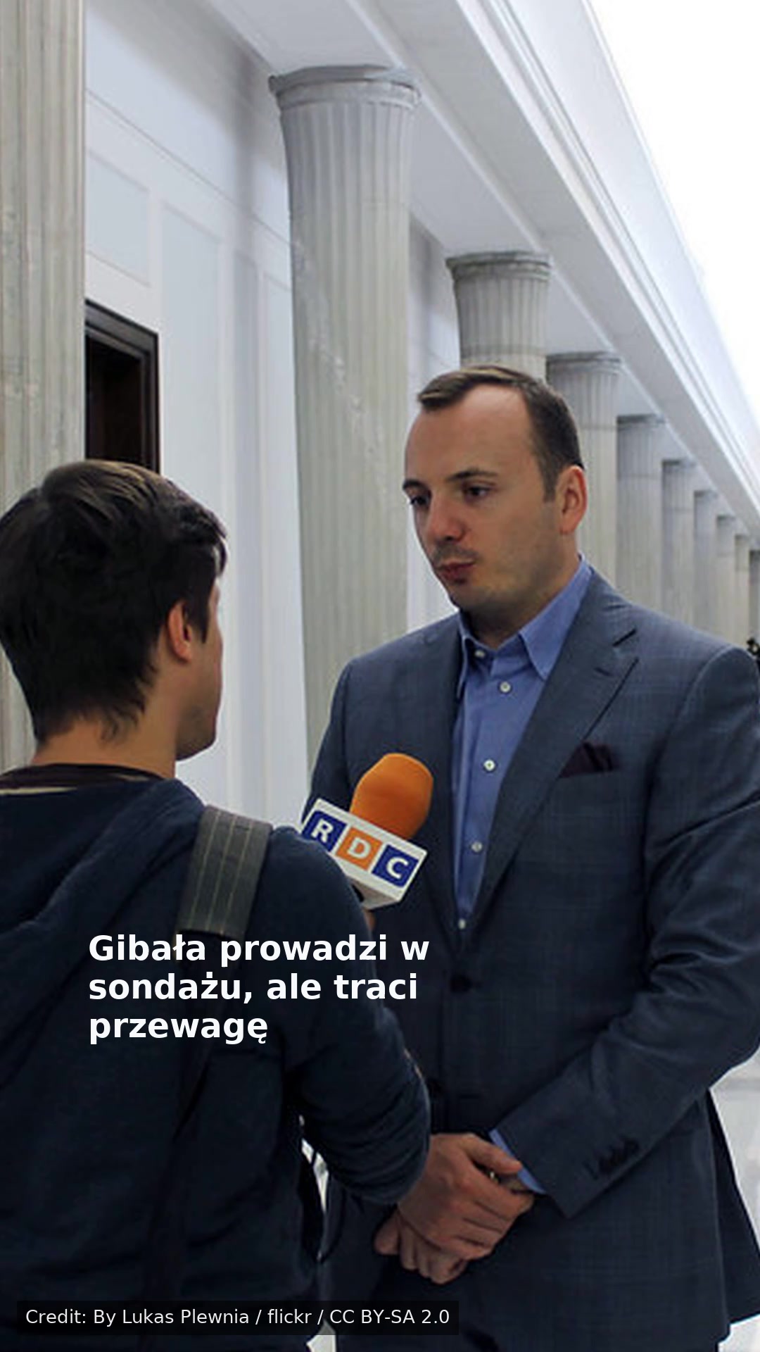Gibała prowadzi w sondażu, ale traci przewagę
