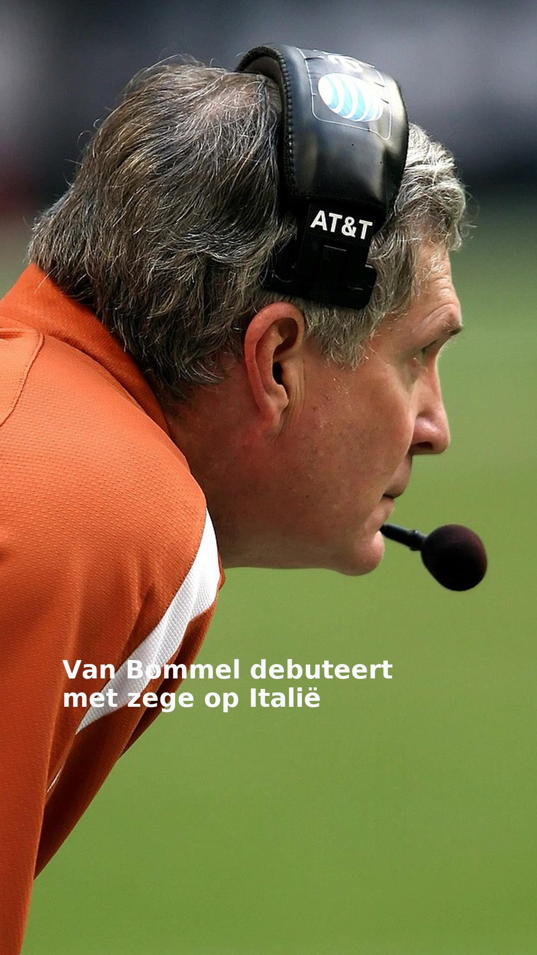 Van Bommel debuteert met zege op Italië