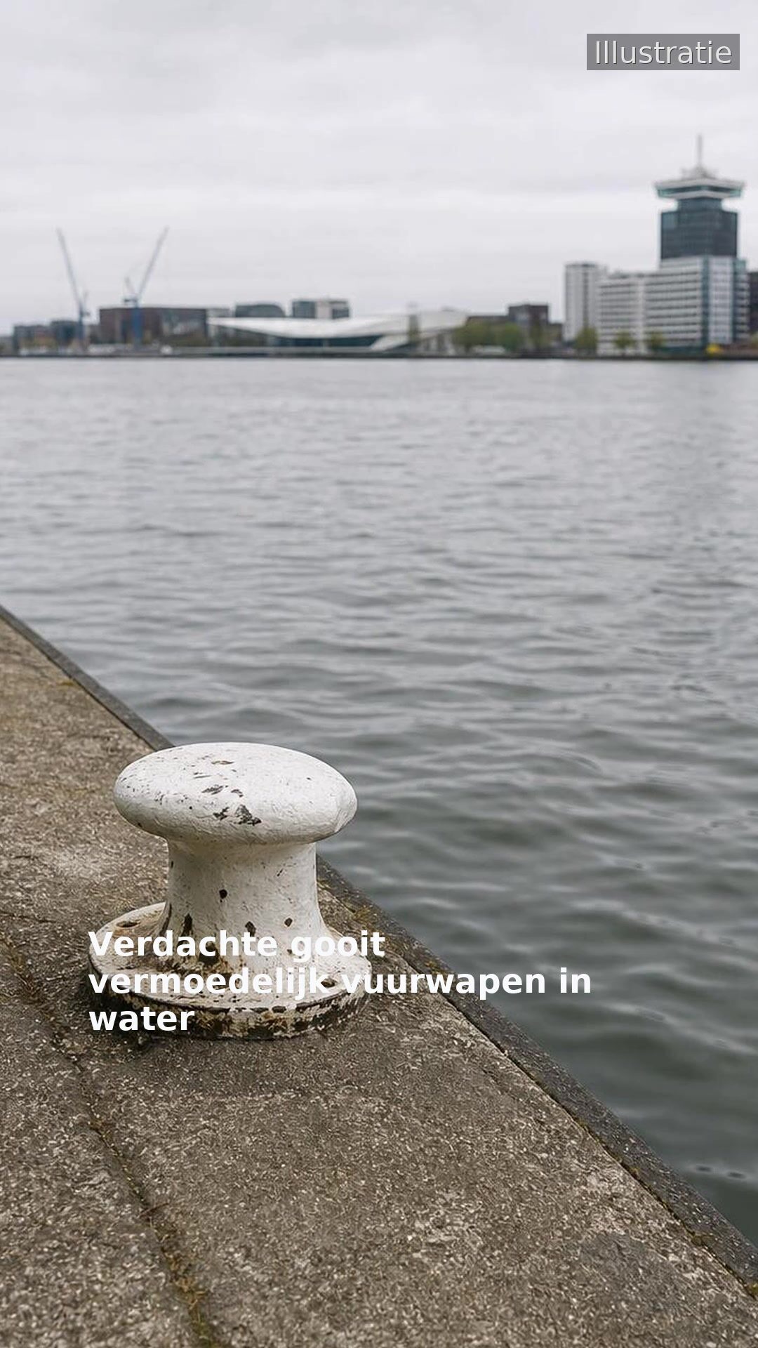 Verdachte gooit vermoedelijk vuurwapen in water