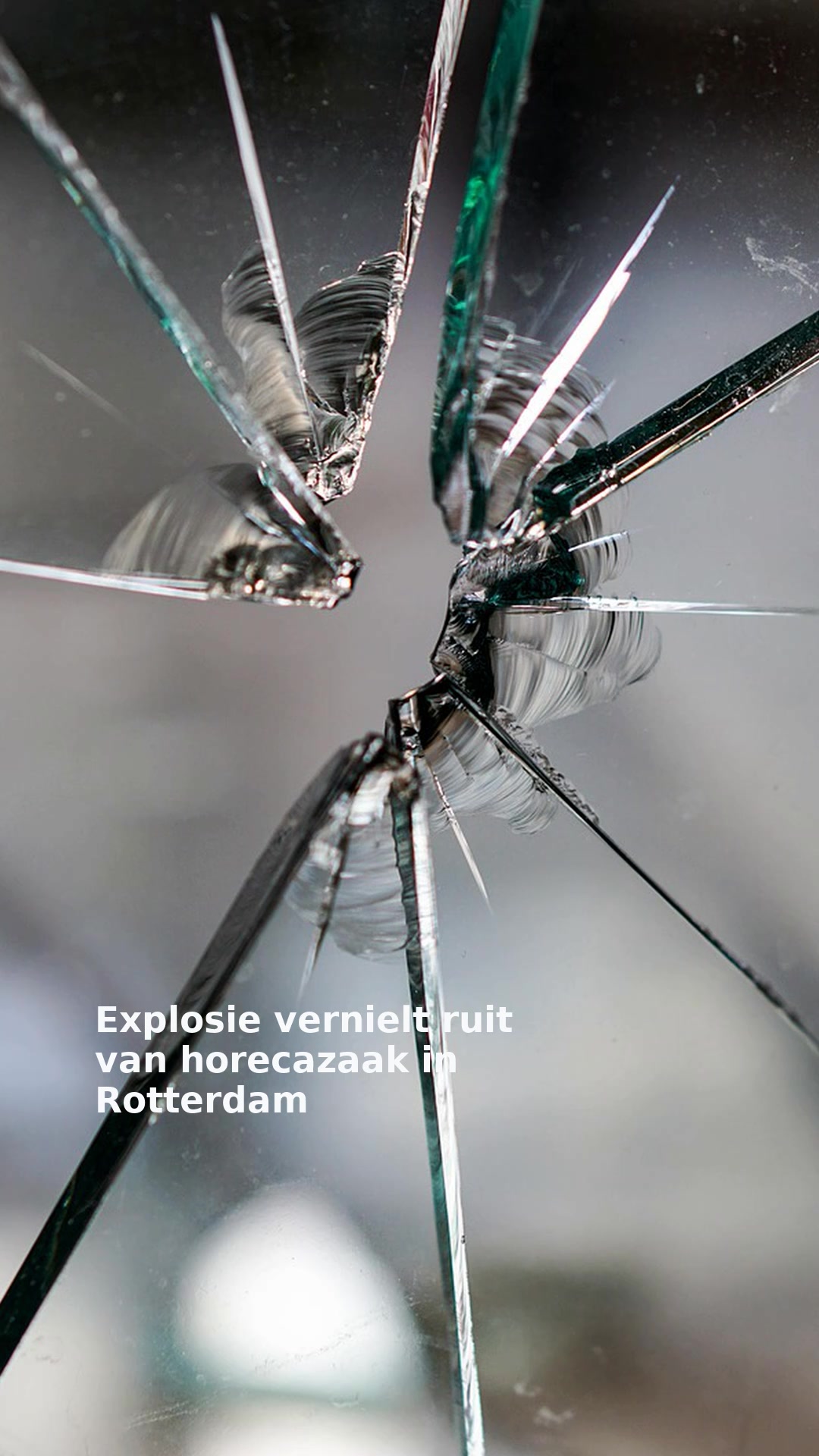 Explosie vernielt ruit van horecazaak in Rotterdam