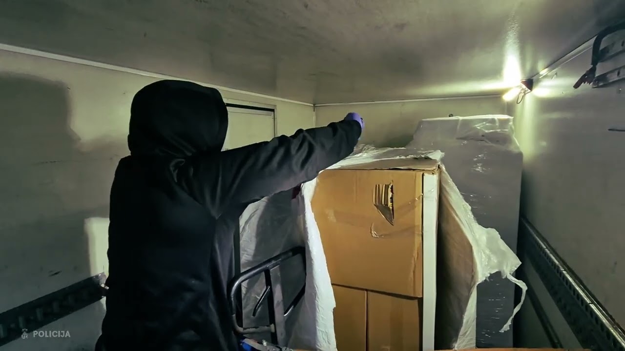 Katlakalnā vīrietis pievērš uzmanību policijas auto un paliek bez 650 000 kontrabandas cigaretēm
