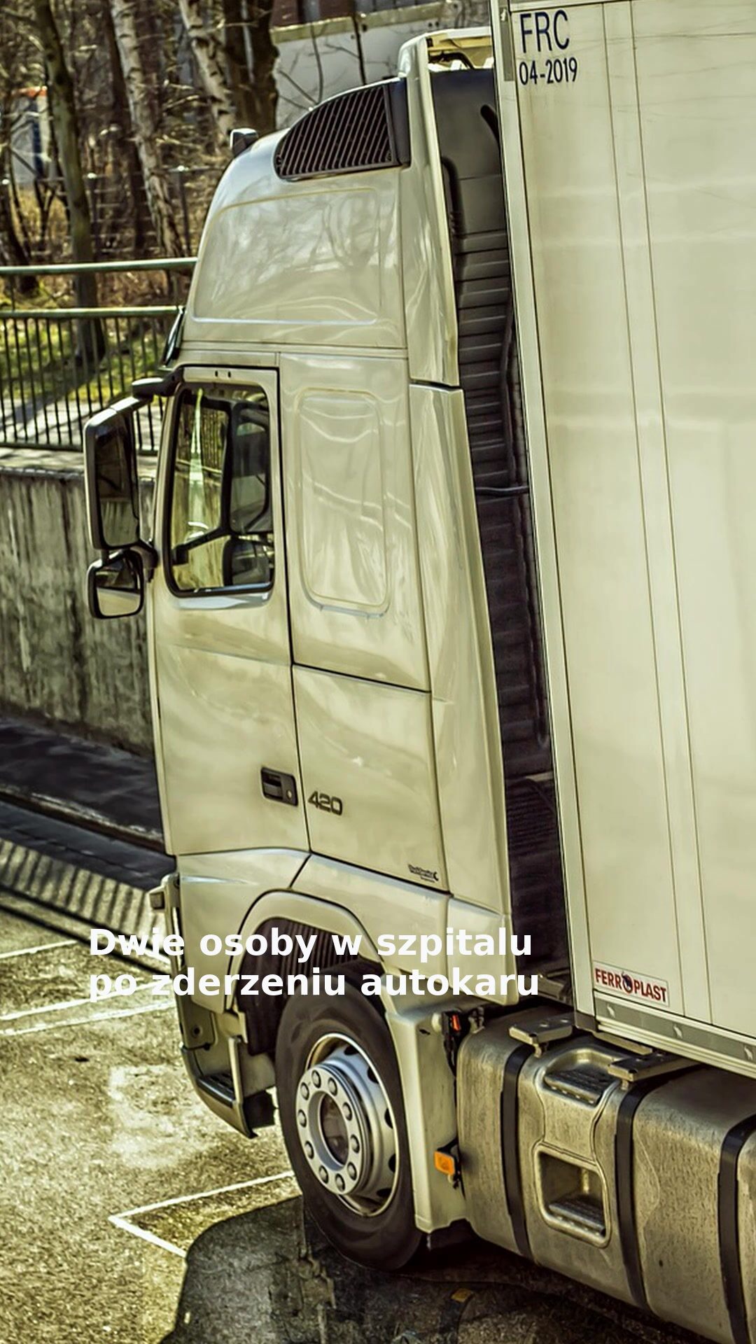 Dwie osoby w szpitalu po zderzeniu autokaru