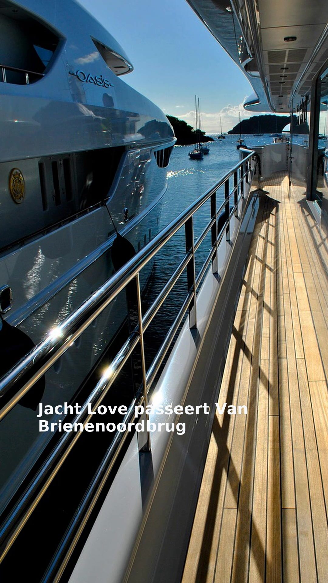 Jacht Love passeert Van Brienenoordbrug