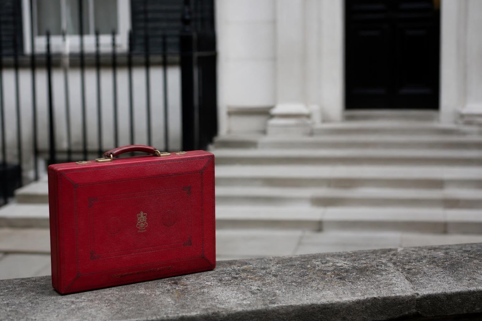 Starmer faces final PMQs as Burnham is expected to succeed him