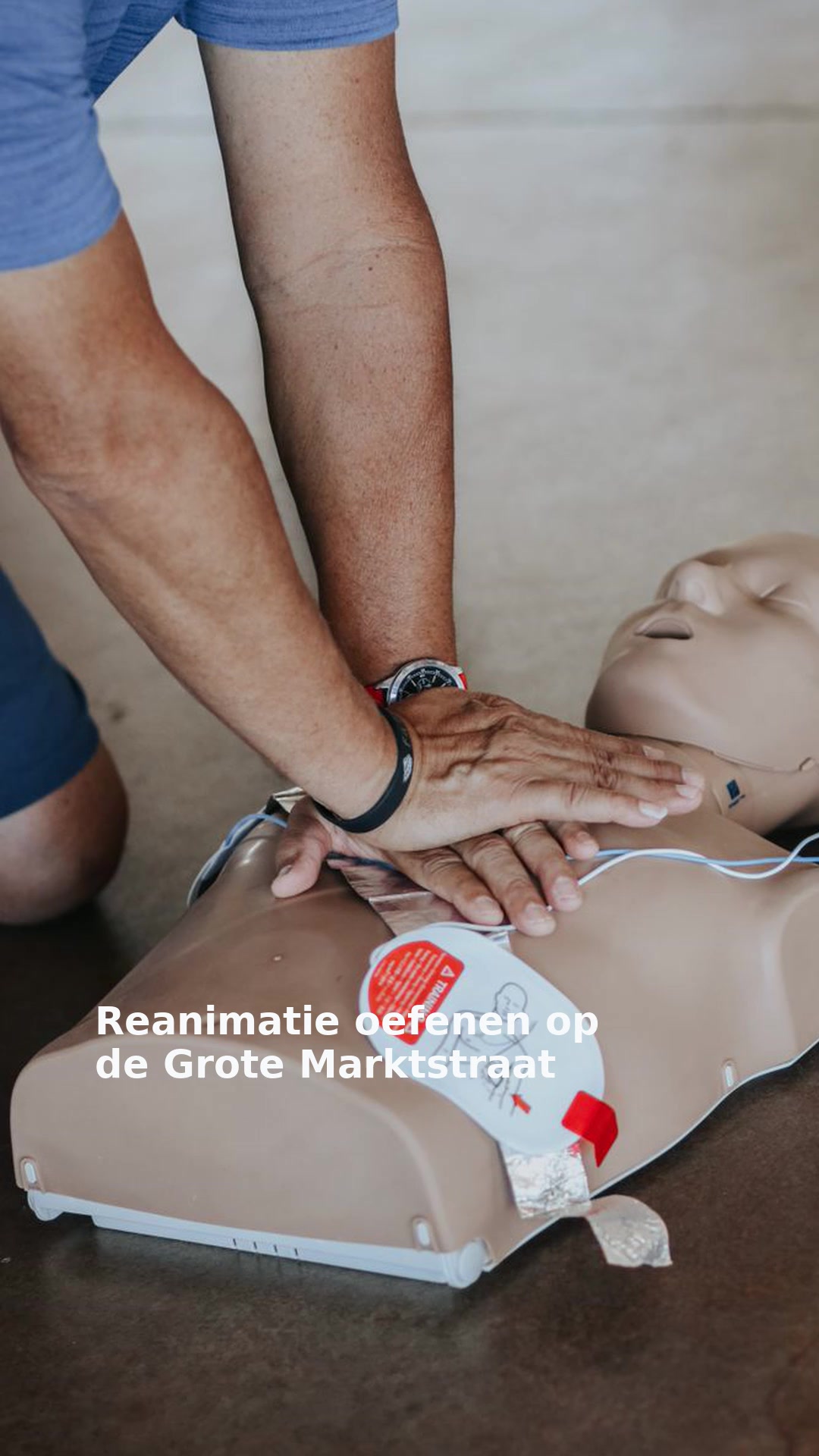 Reanimatie oefenen op de Grote Marktstraat