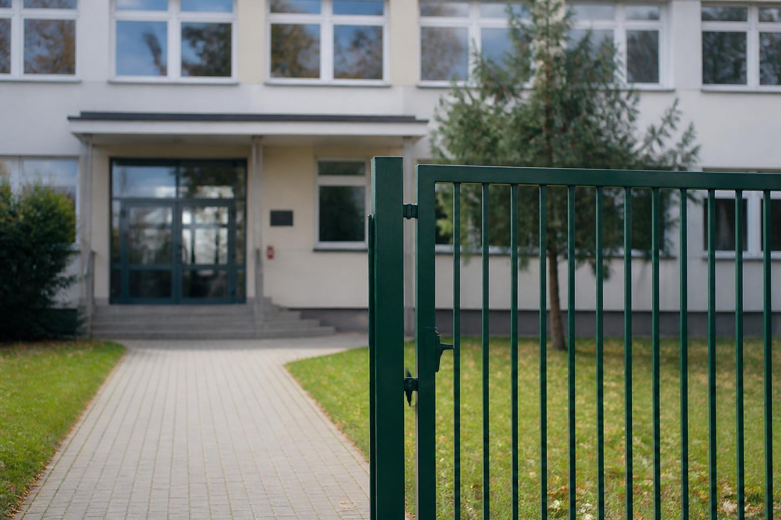 Полиция Польши сообщила о проверке почти 80 тысяч учреждений и 135 задержанных после насилия в школах