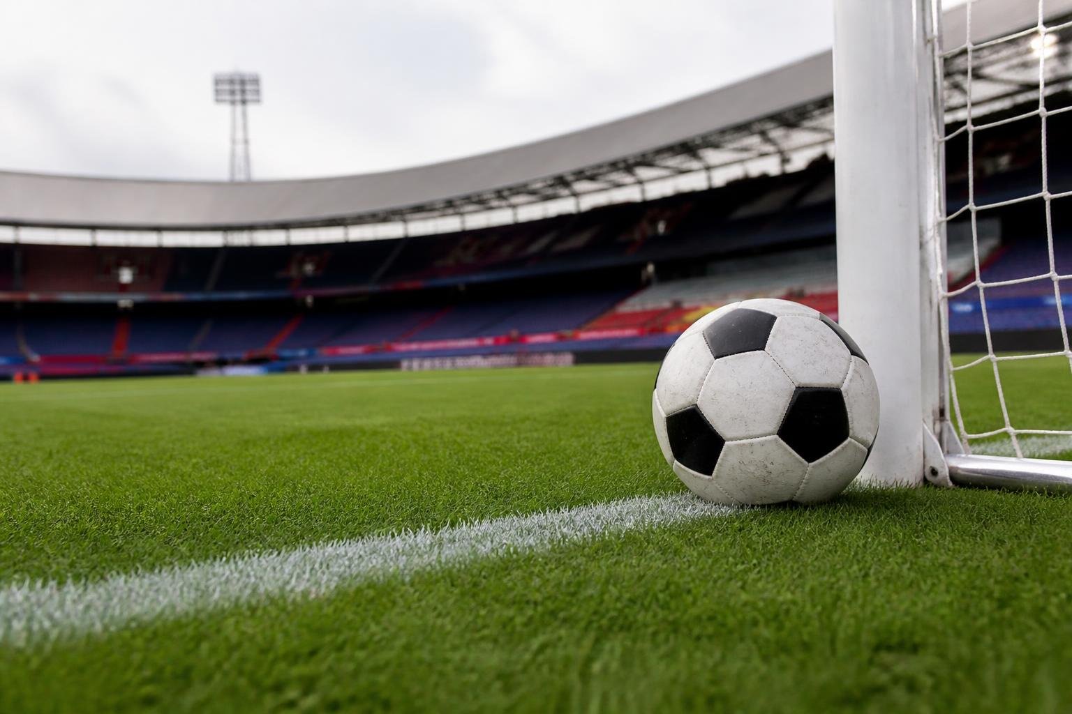 Feyenoord wint met 3-2 van Como en boekt eerste Champions League-zege Feyenoord wint met 3-2 van Como en boekt eerste Champions League-zege