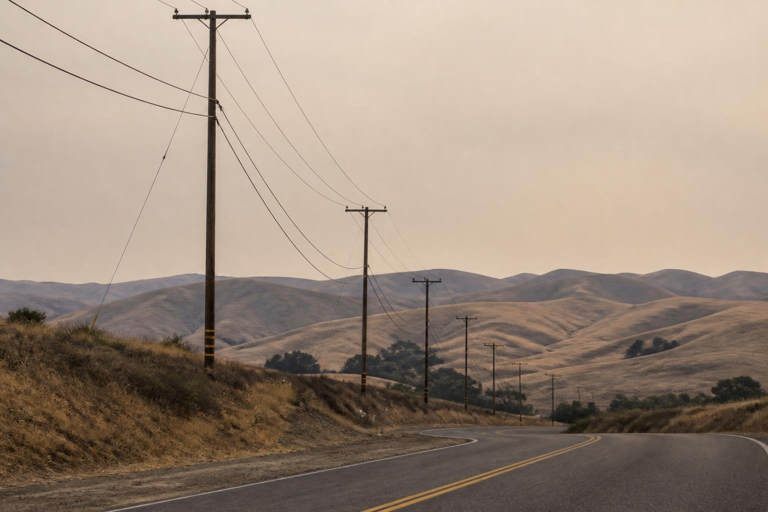 Hot winds raise California wildfire risk as power shutoffs begin