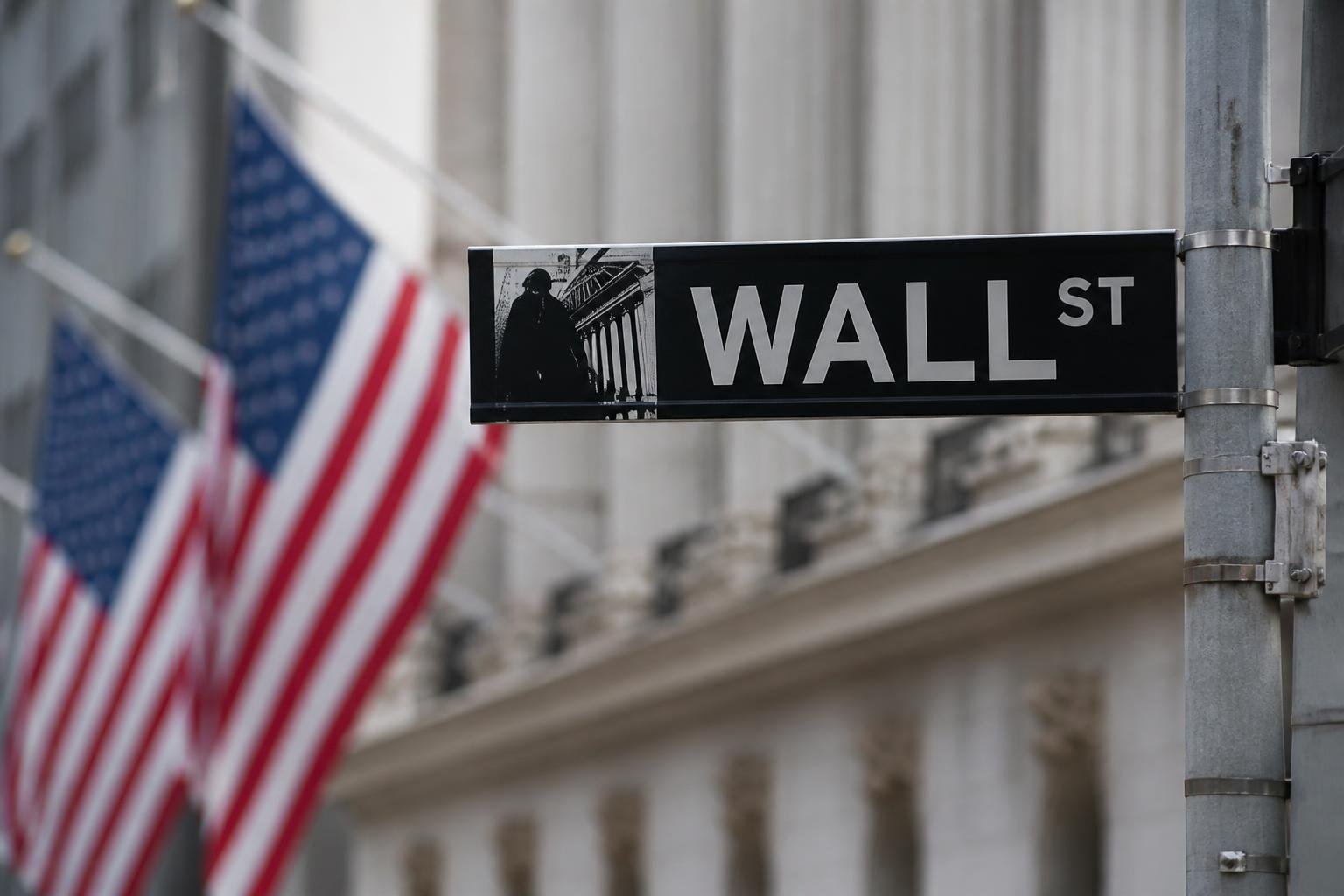 U.S. stocks hover near record amid mixed trading