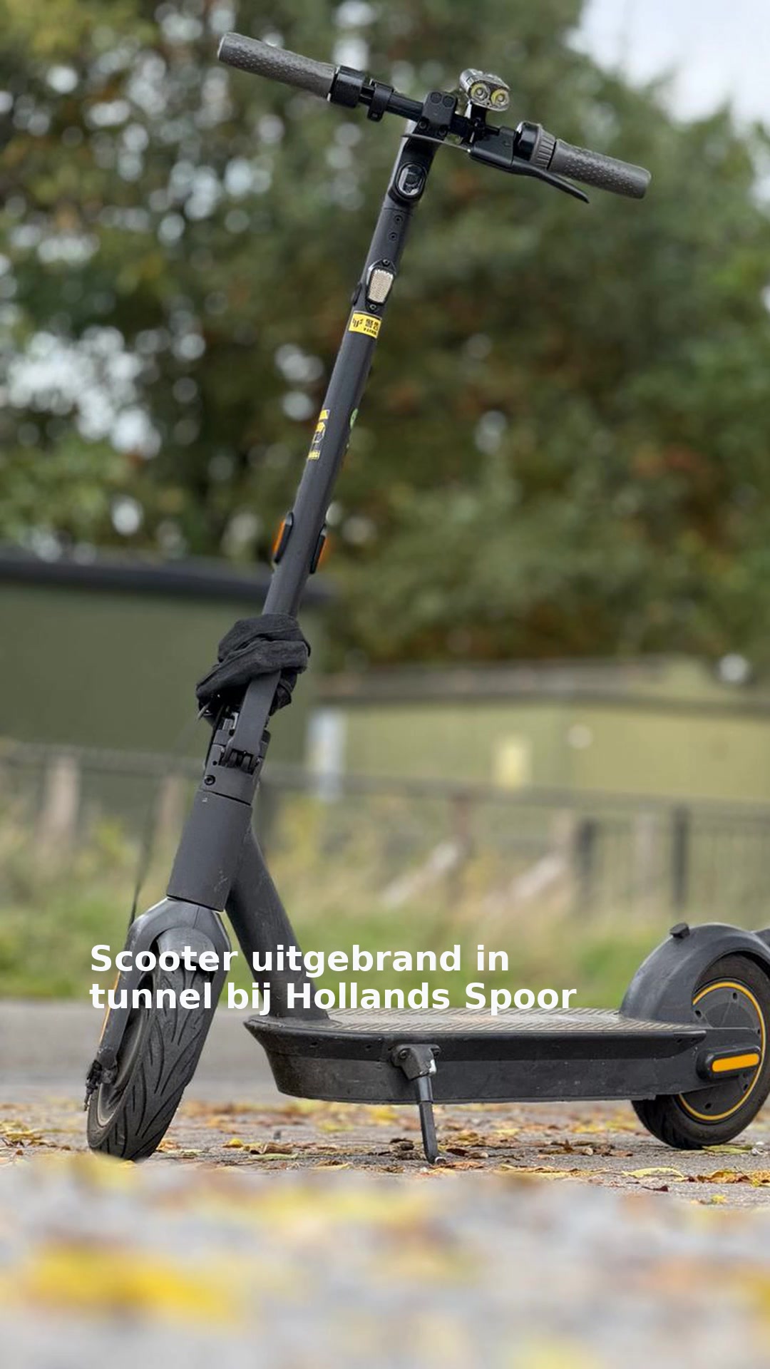 Scooter uitgebrand in tunnel bij Hollands Spoor