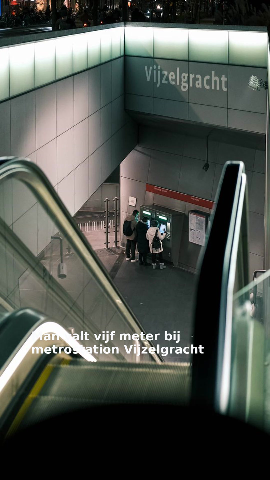 Man valt vijf meter bij metrostation Vijzelgracht