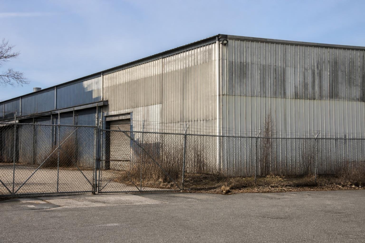Four-alarm fire damages vacant Staten Island warehouse, FDNY says