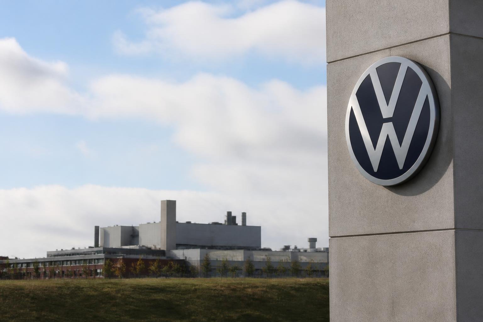 Volkswagen estudia congelar los salarios hasta 2030 mientras prevé recortar 100.000 empleos