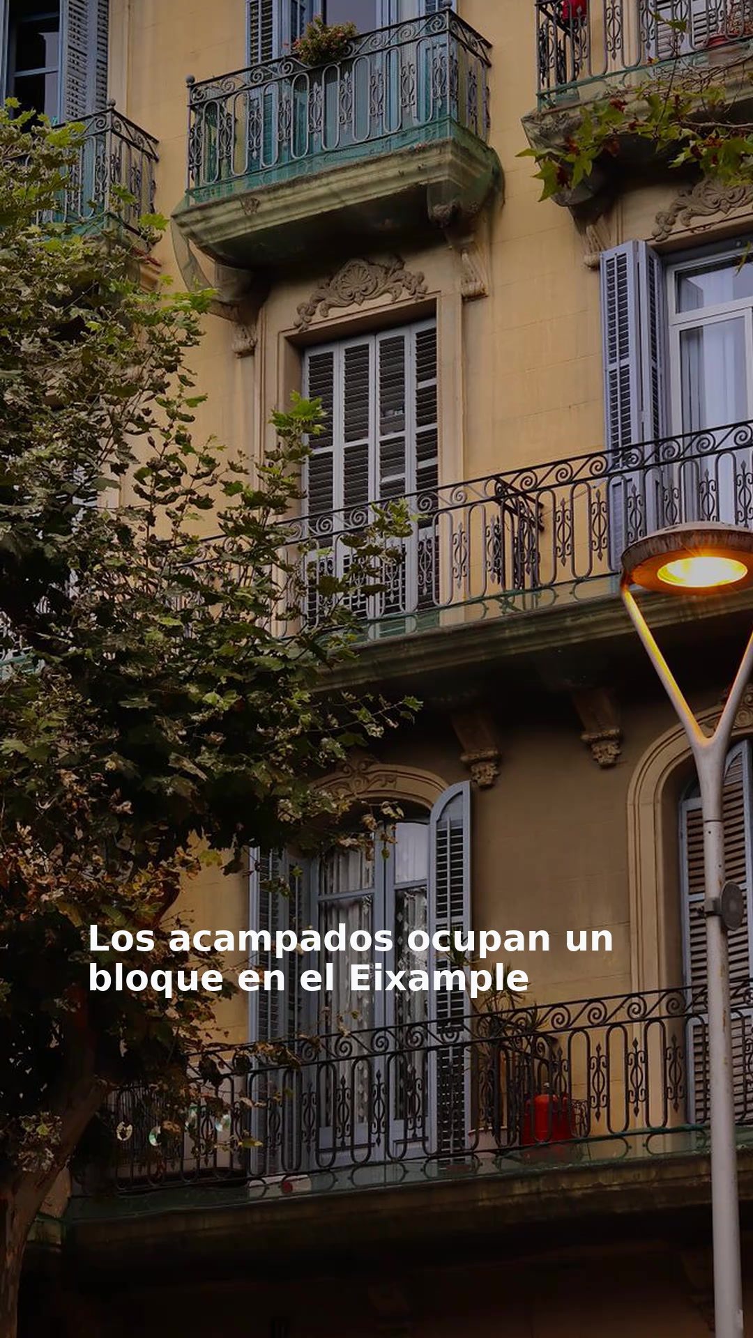 Los acampados ocupan un bloque en el Eixample