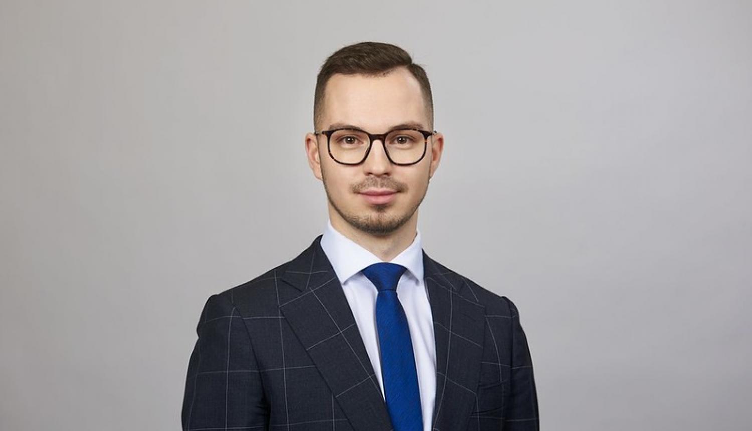 У министра 10 советников. Сколько помощников нужно одному чиновнику?