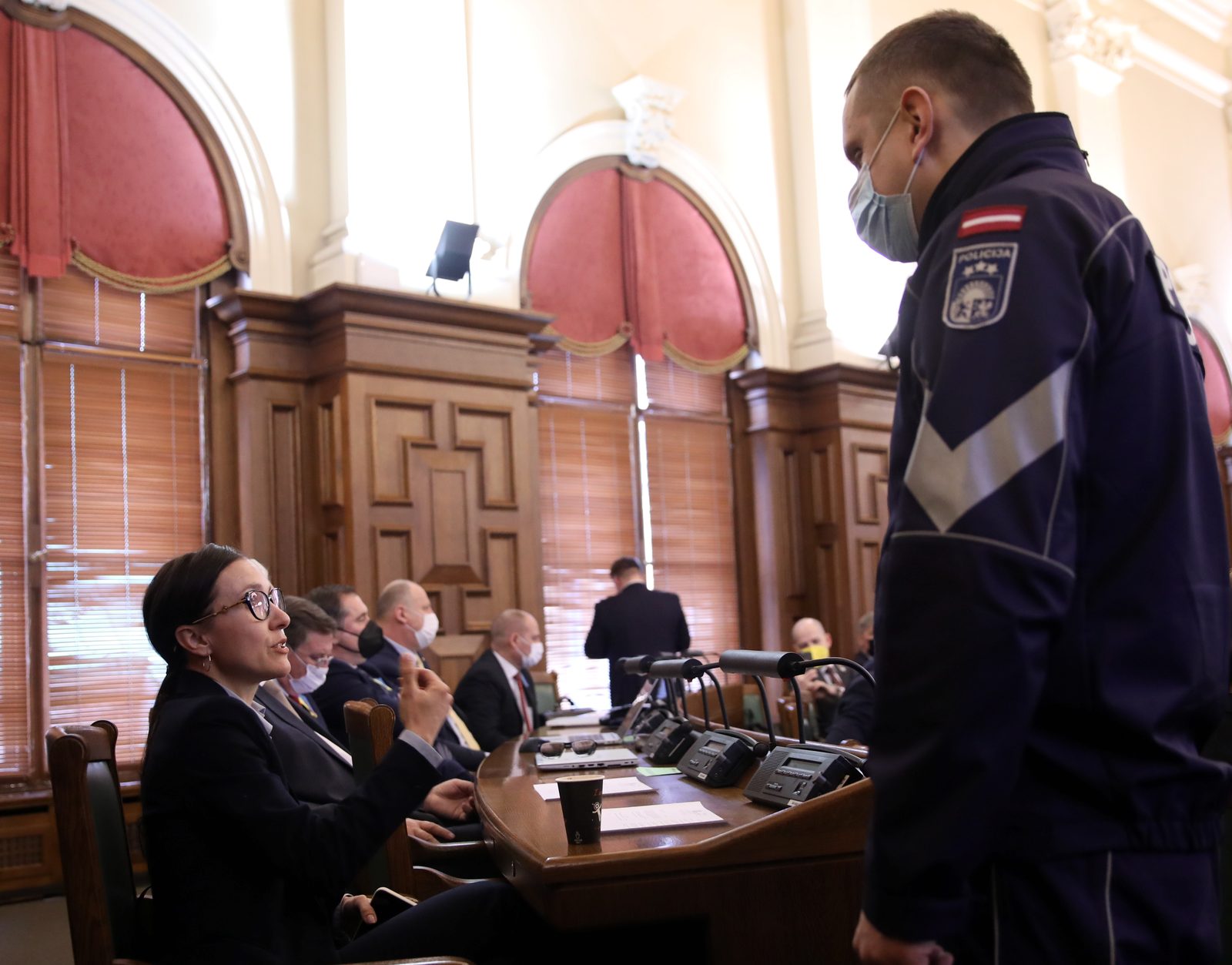 Только полицейский заставил депутата надеть маску в Сейме Только полицейский заставил депутата надеть маску в Сейме