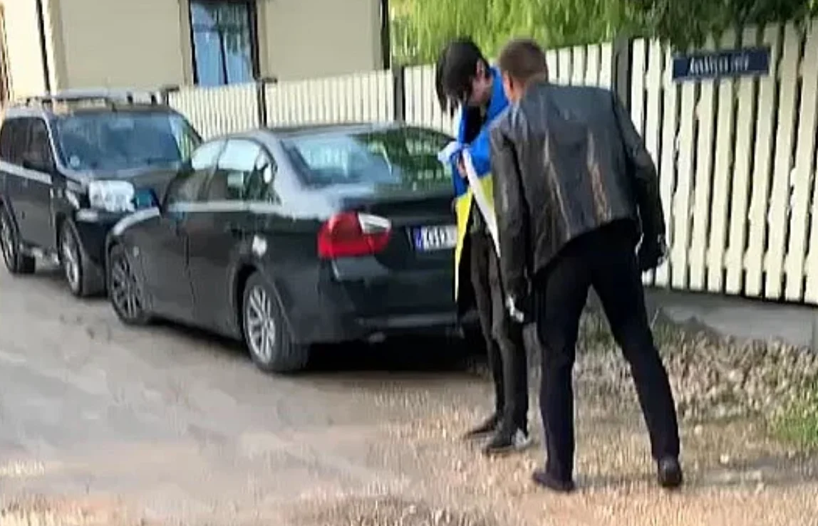 Возобновлен уголовный процесс против мужа полицейской за нападение на парня с украинским флагом