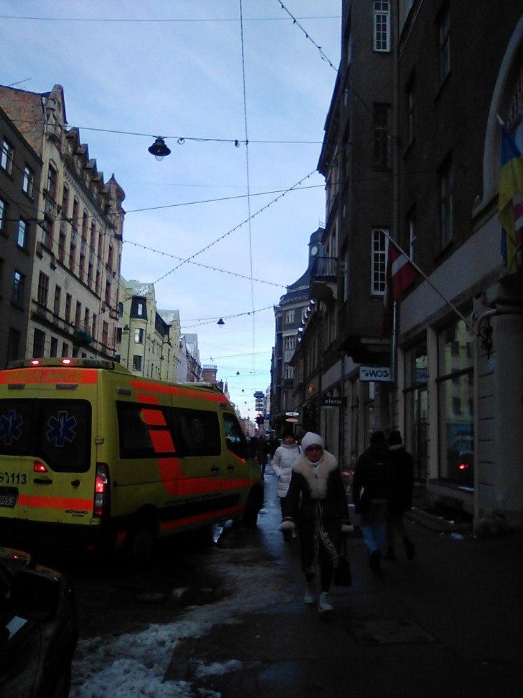 В Риге на улице Тербатас снег с крыши упал на коляску с ребенком В Риге на улице Тербатас снег с крыши упал на коляску с ребенком