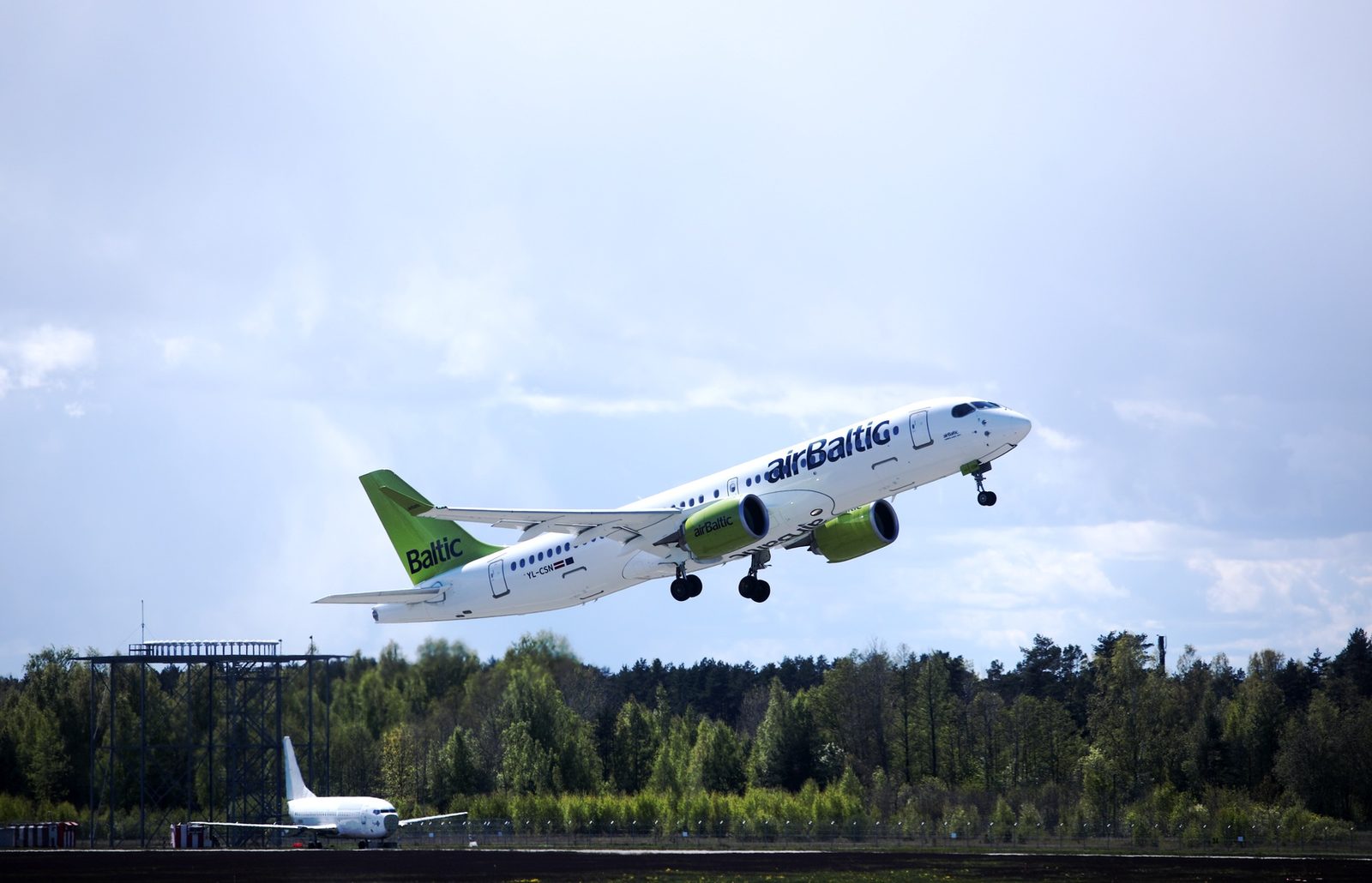 "airBaltic" sestdien aviācijas svētku laikā veiks īpašu "Airbus" zemo pārlidojumu "airBaltic" sestdien aviācijas svētku laikā veiks īpašu "Airbus" zemo pārlidojumu