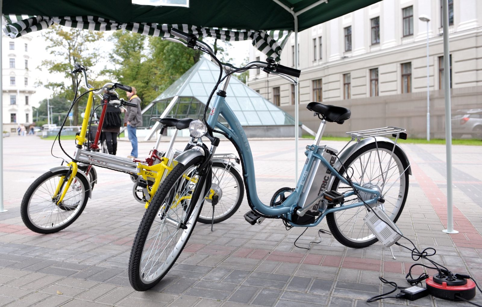 Valmierā un Cēsīs būs pieejami pieci elektriskie velosipēdi bezmaksas izmēģinājuma braucieniem