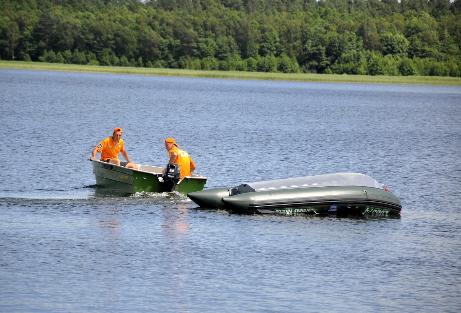 Mācībās Daugavā imitēs peldlīdzekļa avāriju ar cilvēku glābšanu Mācībās Daugavā imitēs peldlīdzekļa avāriju ar cilvēku glābšanu