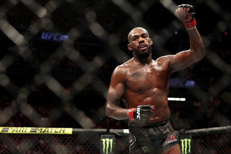 Лучший боец UFC Джонс оставляет титул и переходит в тяжелый вес Лучший боец UFC Джонс оставляет титул и переходит в тяжелый вес
