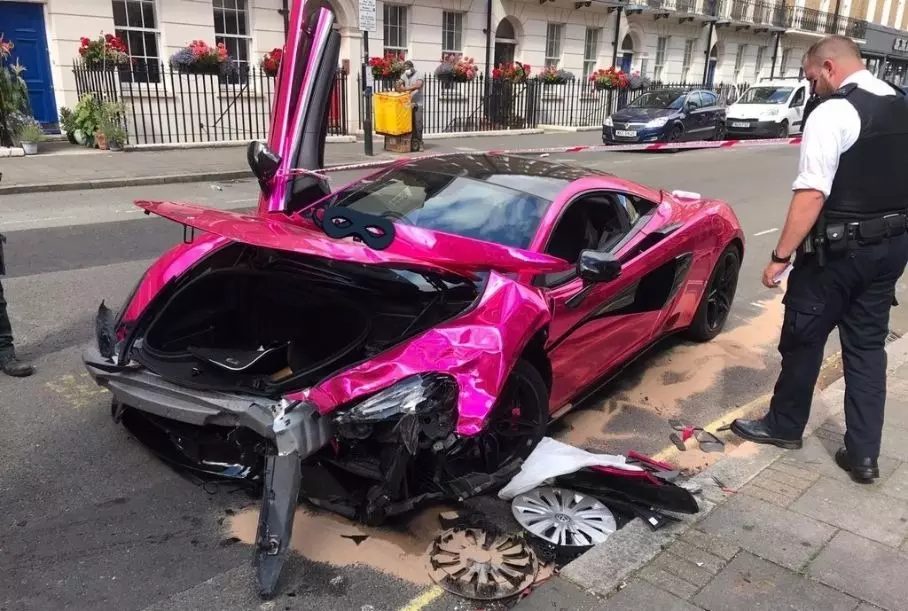 McLaren разбит в ДТП в Лондоне McLaren разбит в ДТП в Лондоне