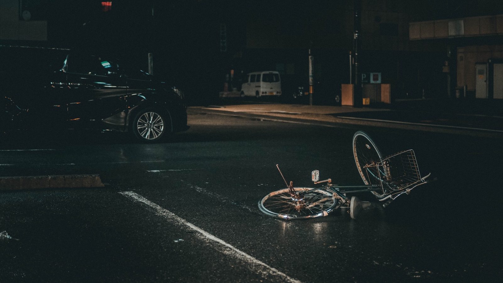 Valkā pēc sadursmes ar kravas auto gājis bojā velosipēdists