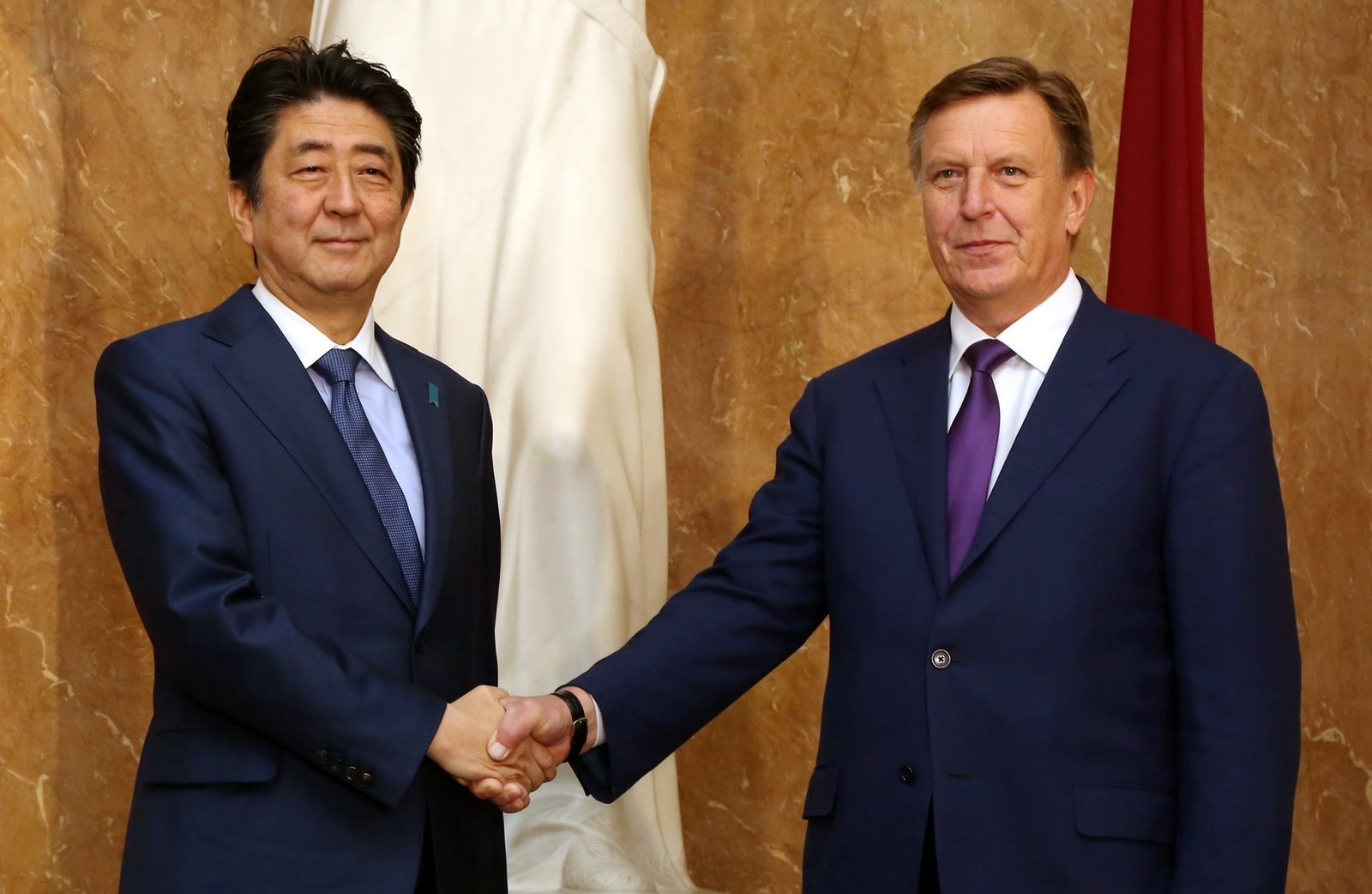 Japānas premjers Abe paziņo par atkāpšanos veselības stāvokļa dēļ Japānas premjers Abe paziņo par atkāpšanos veselības stāvokļa dēļ
