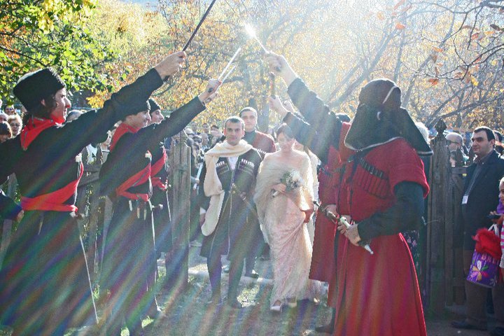 В Грузии запретили свадьбы и поминки из-за роста случаев COVID-19 В Грузии запретили свадьбы и поминки из-за роста случаев COVID-19