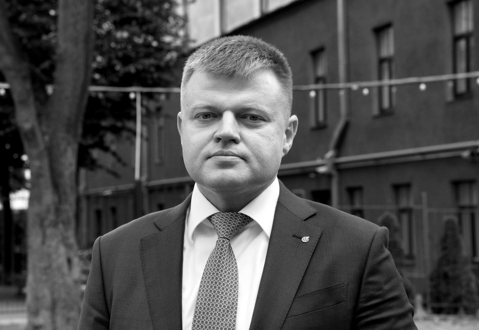Rebenoks sists ar rokām, kājām un dēļiem, viņam nolaupīti dārgi rokaspulksteņi un juvelierizstrādājumi Rebenoks sists ar rokām, kājām un dēļiem, viņam nolaupīti dārgi rokaspulksteņi un juvelierizstrādājumi