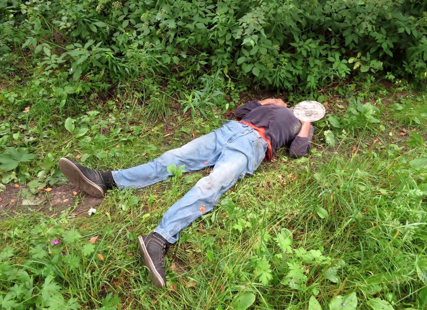 Valmierā nenoskaidrotos apstākļos traumas guvis un miris vīrietis