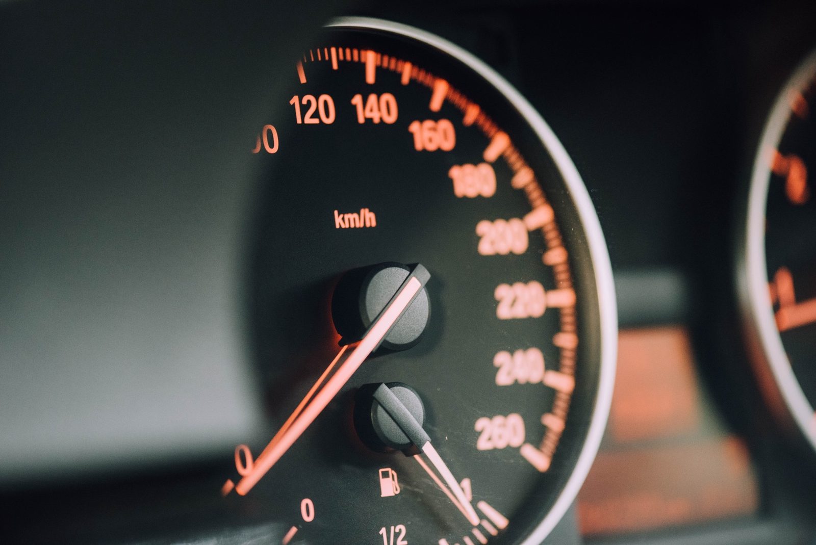 Diskutēja par priekšlikumu atļauto ātrumu apdzīvotās vietās samazināt Diskutēja par priekšlikumu atļauto ātrumu apdzīvotās vietās samazināt
