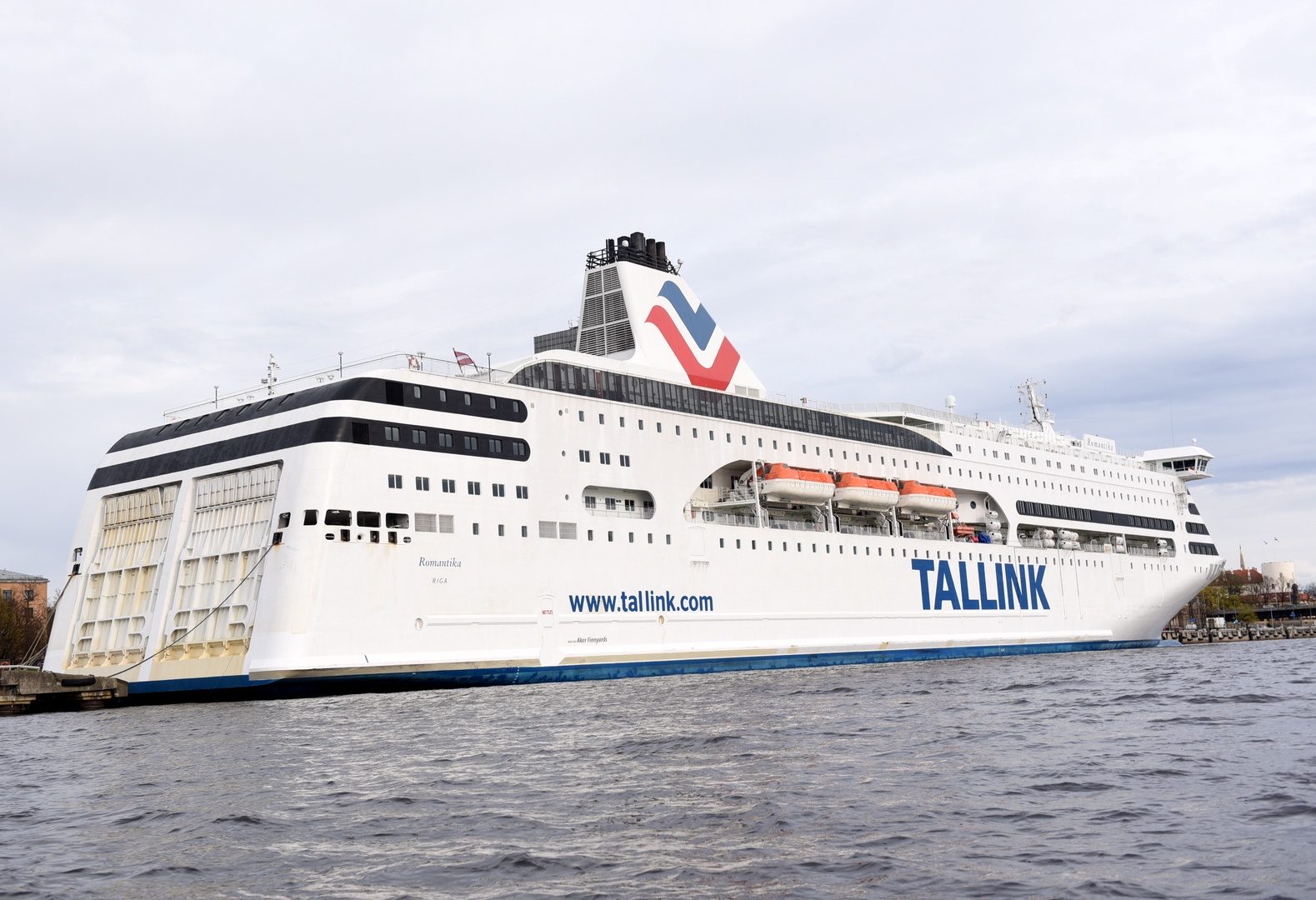 "Tallink" uz laiku apturēs Rīga-Helsinki maršruta darbību