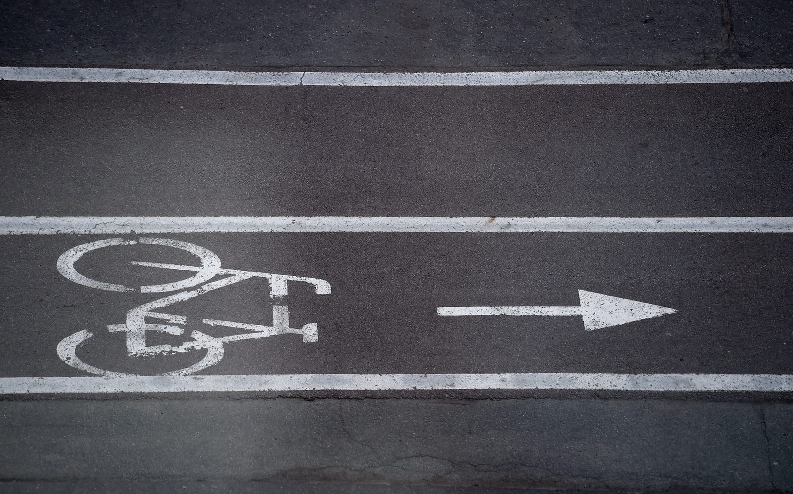 Gar Valmieras šoseju no Gaujas tilta līdz Murjāņu sporta skolai būvē gājēju un velosipēdistu celiņu
