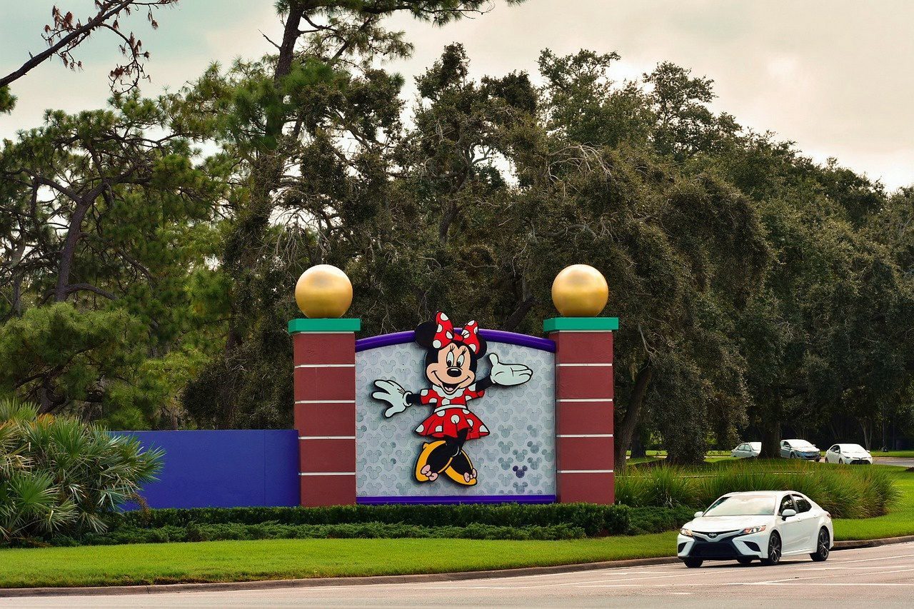 Disney увольняет 28 тысяч работников парков развлечений Disney увольняет 28 тысяч работников парков развлечений